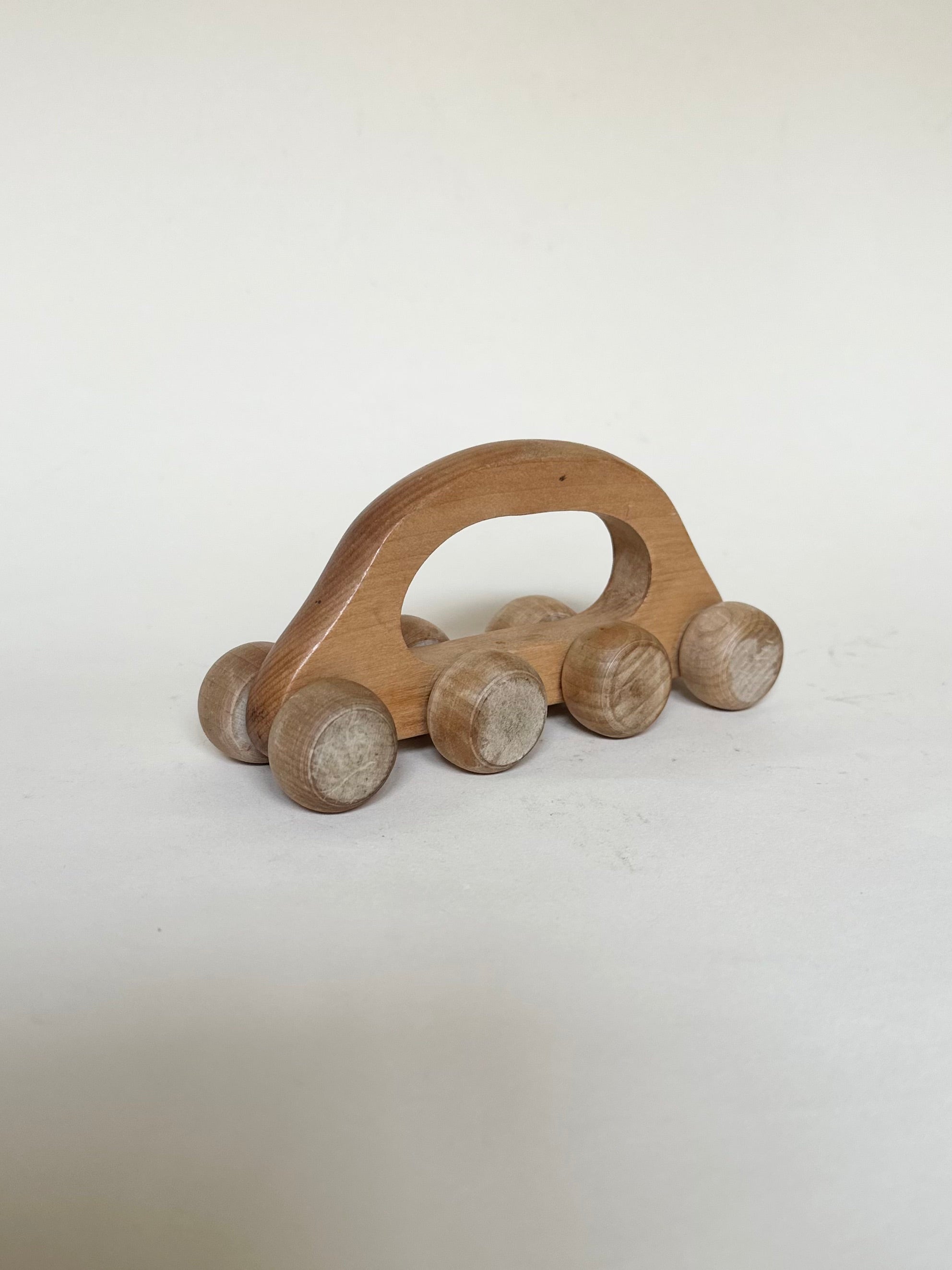 Petite voiture en bois à huit roues