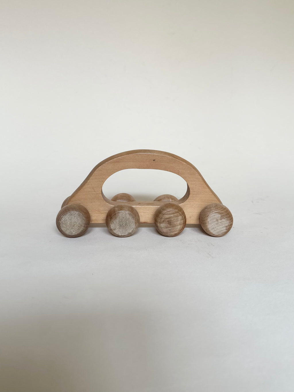 Petite voiture en bois à huit roues
