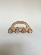 Petite voiture en bois à huit roues