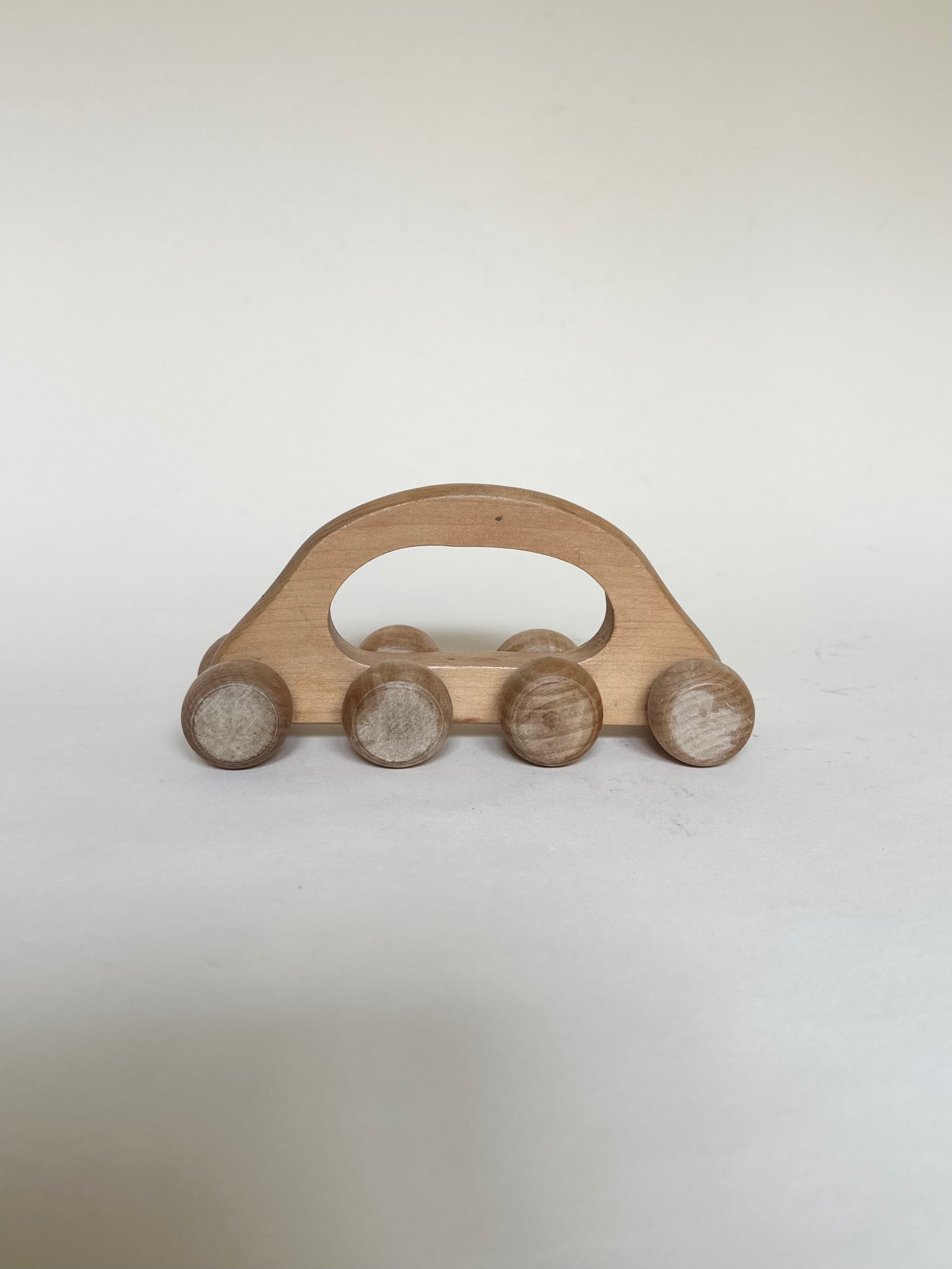 Petite voiture en bois à huit roues