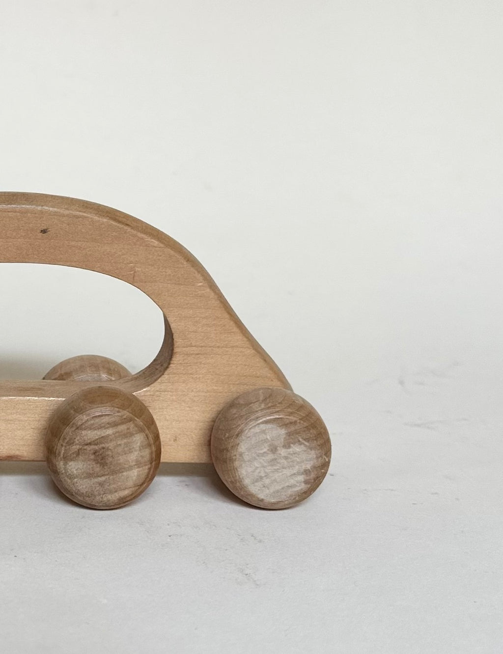 Petite voiture en bois à huit roues