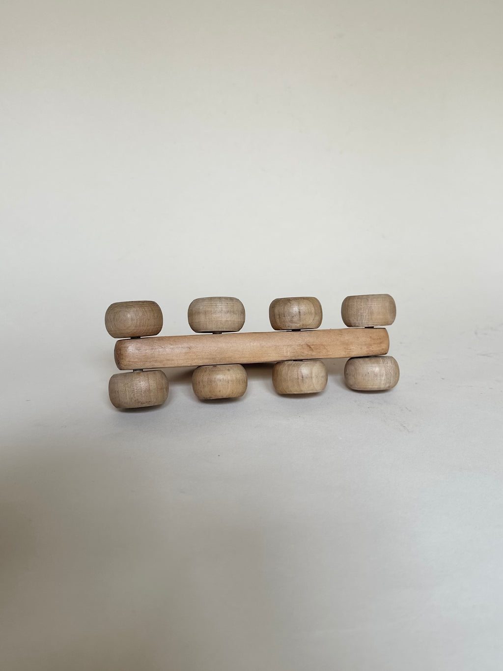 Petite voiture en bois à huit roues