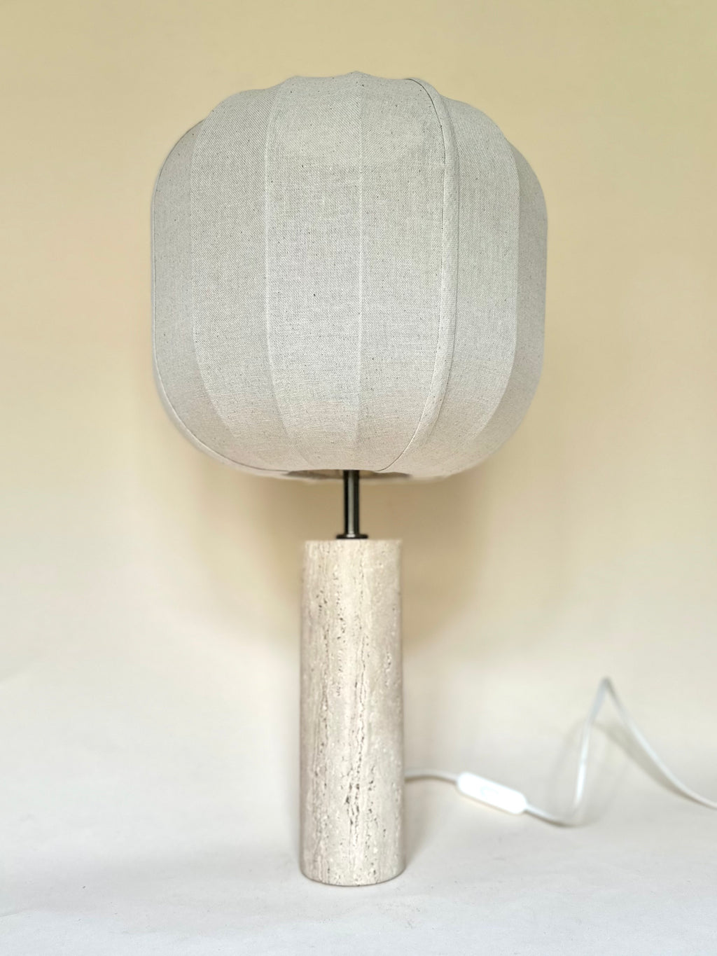 Lampe en travertin avec abat-jour rond en lin