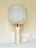 Lampe en travertin avec abat-jour rond en lin