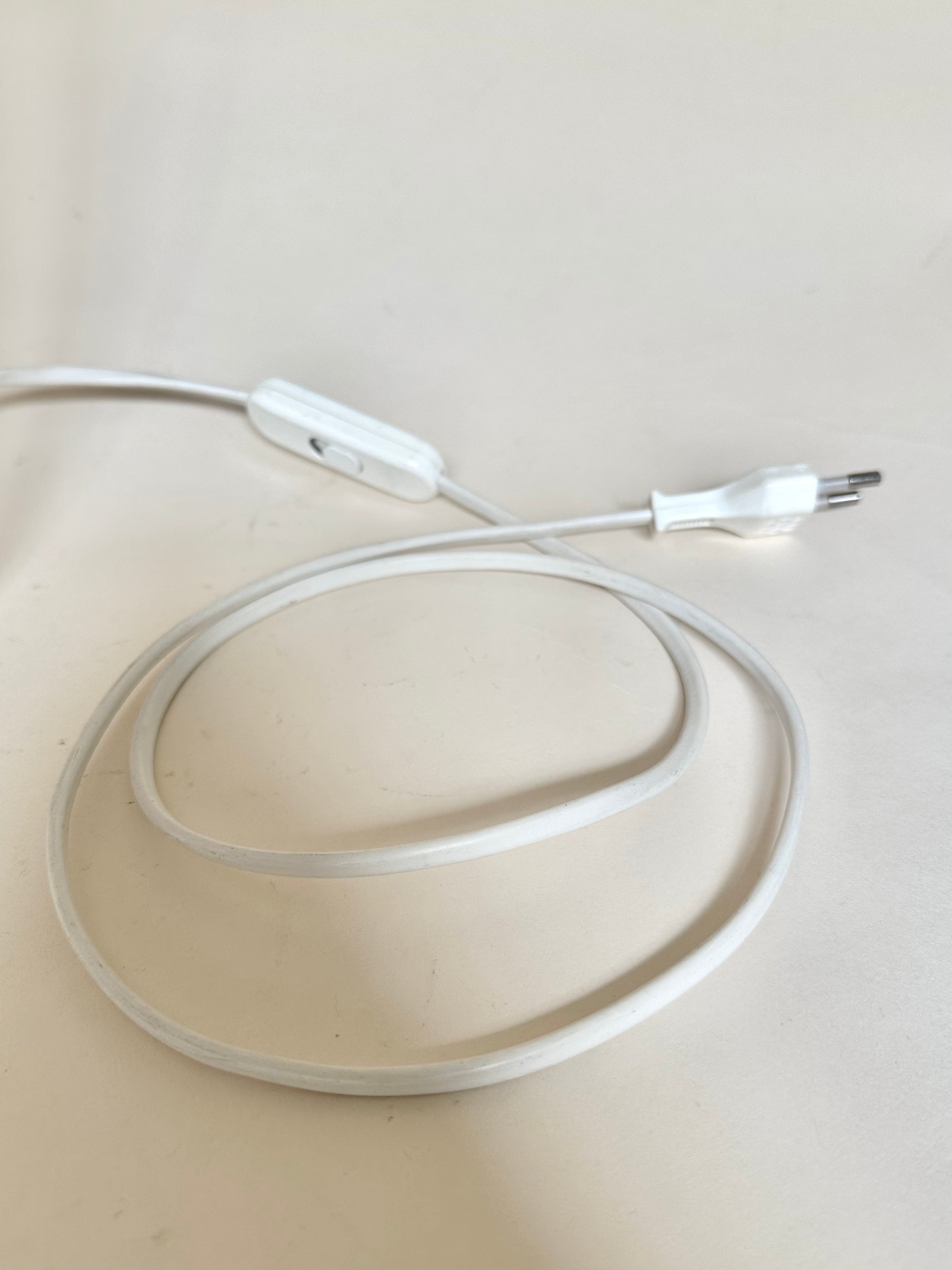 Lampe en travertin avec abat-jour rond en lin