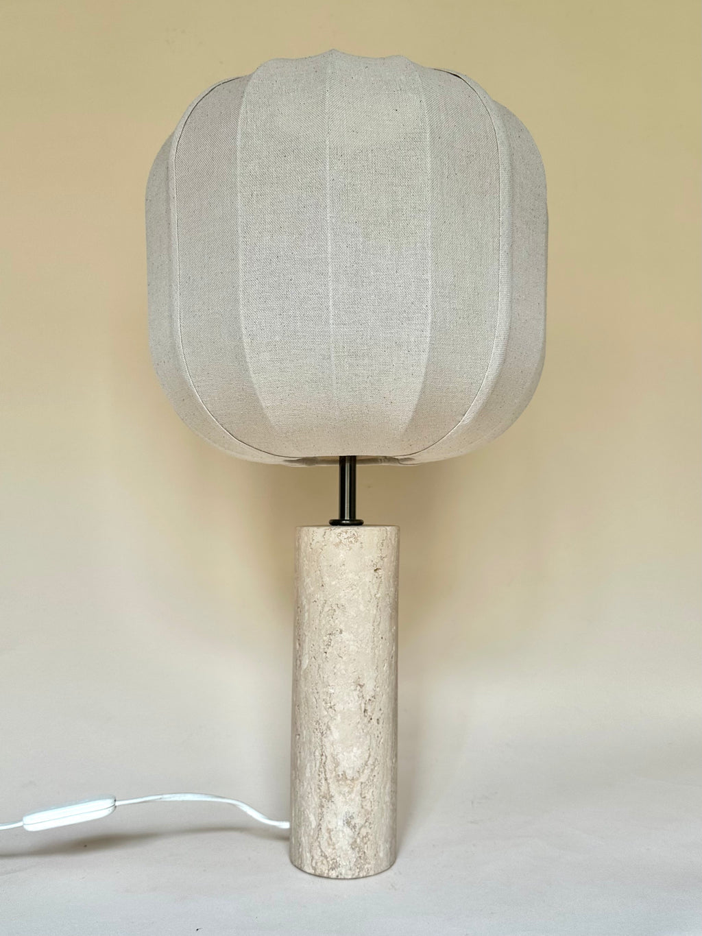 Lampe en travertin avec abat-jour rond en lin