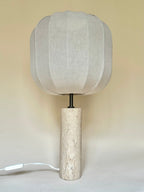 Lampe en travertin avec abat-jour rond en lin