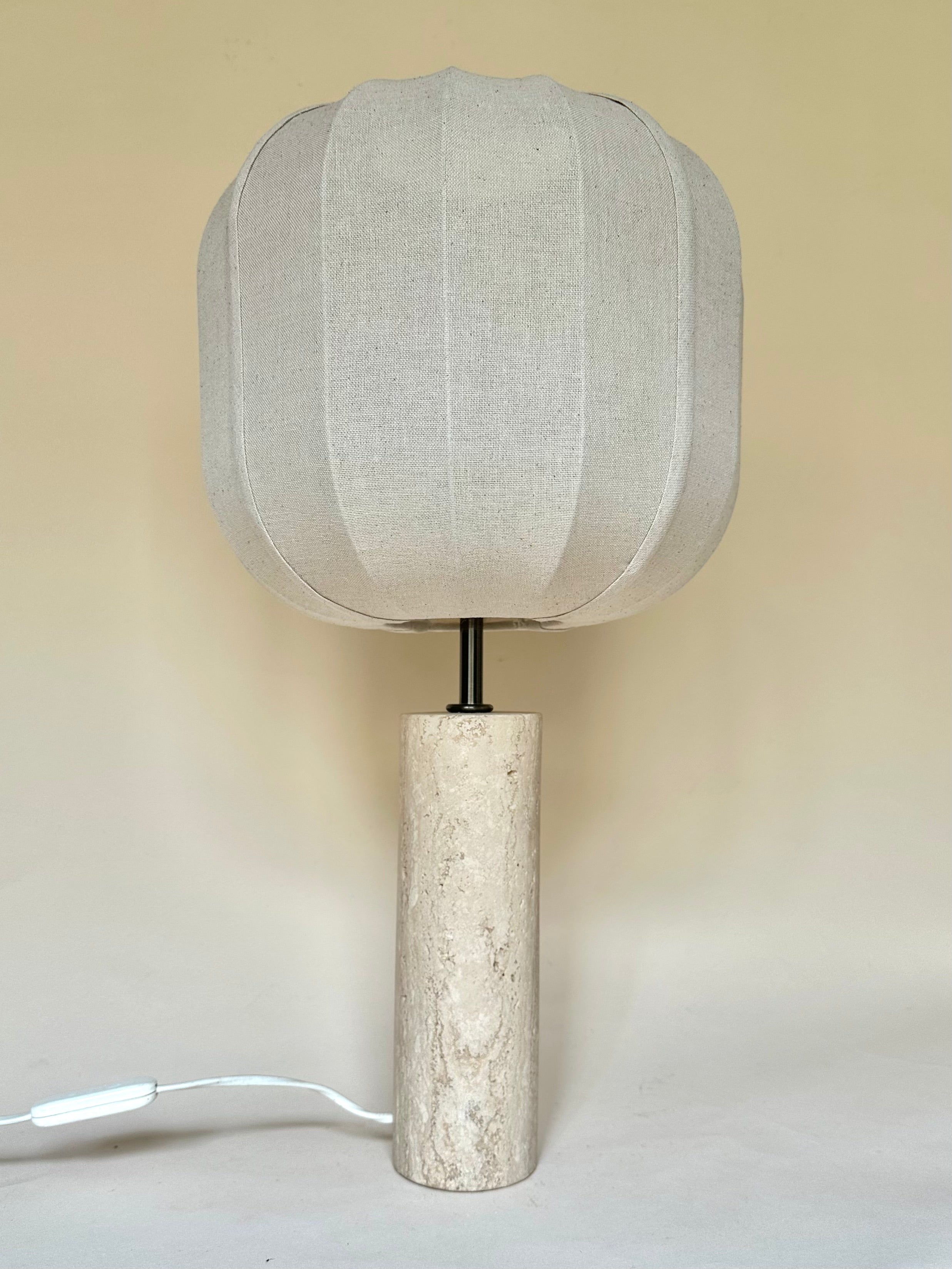 Lampe en travertin avec abat-jour rond en lin