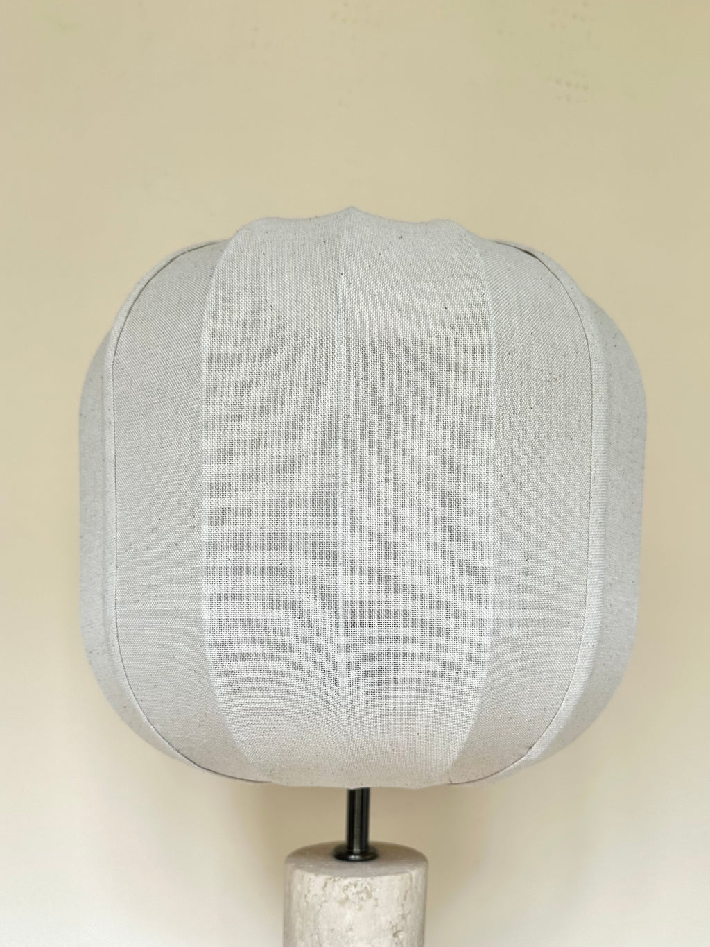 Lampe en travertin avec abat-jour rond en lin