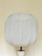 Lampe en travertin avec abat-jour rond en lin
