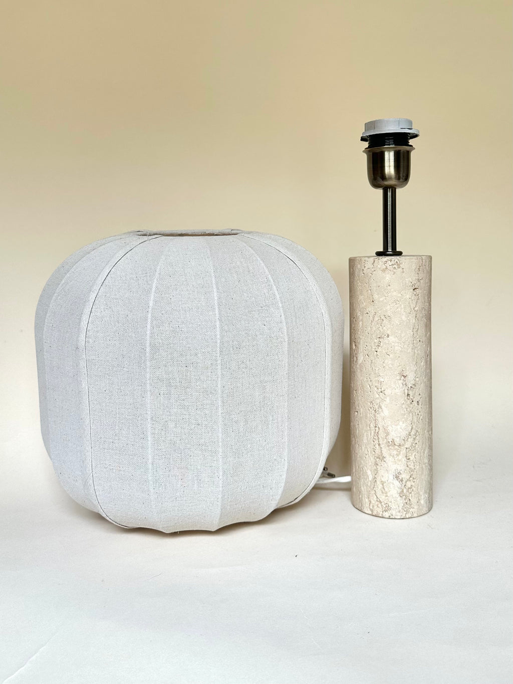 Lampe en travertin avec abat-jour rond en lin