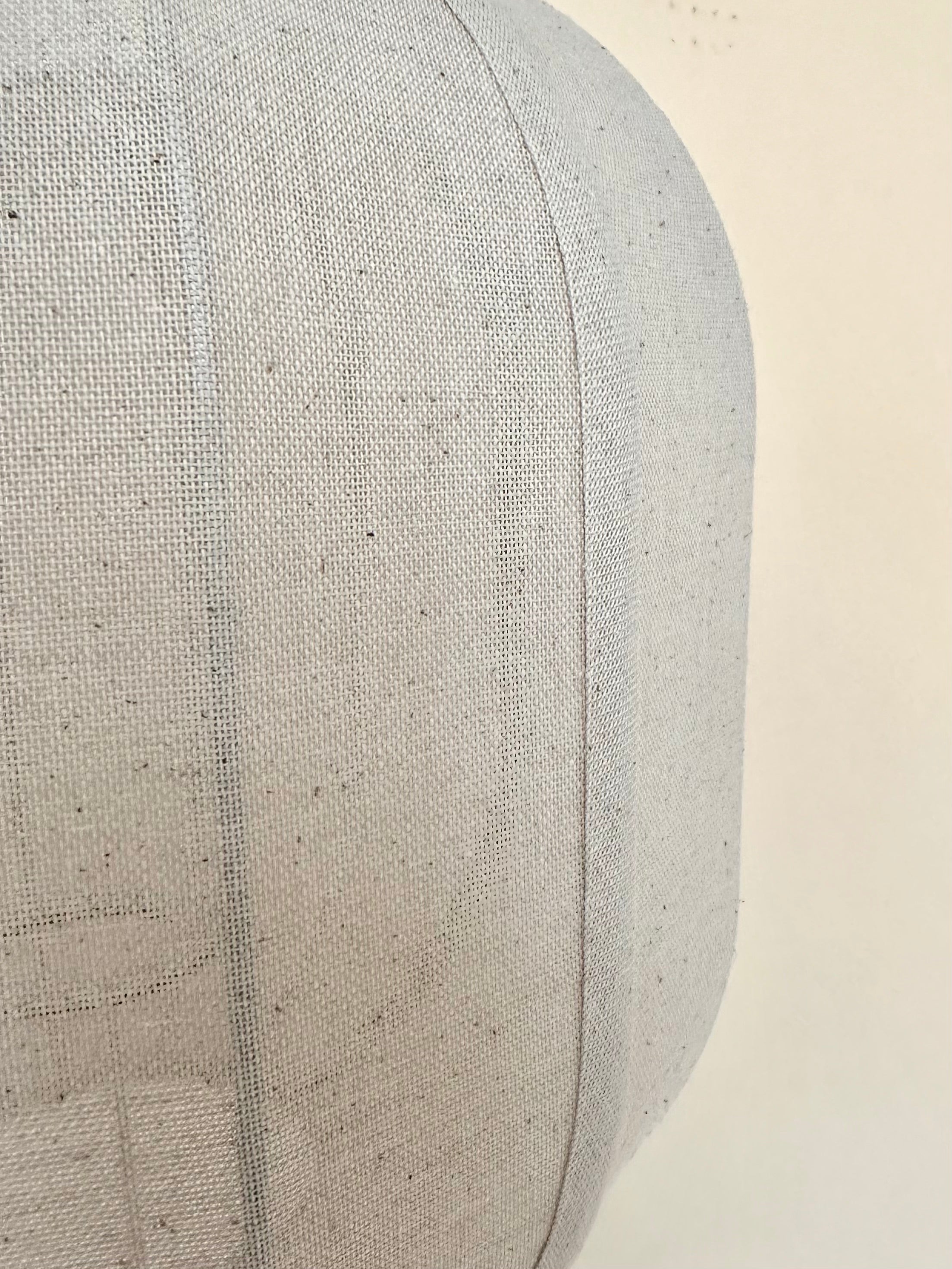 Lampe en travertin avec abat-jour rond en lin