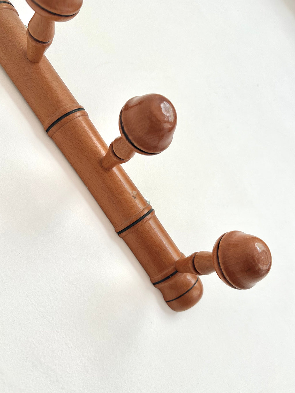 Porte-manteau mural en bois tourné effet bambou