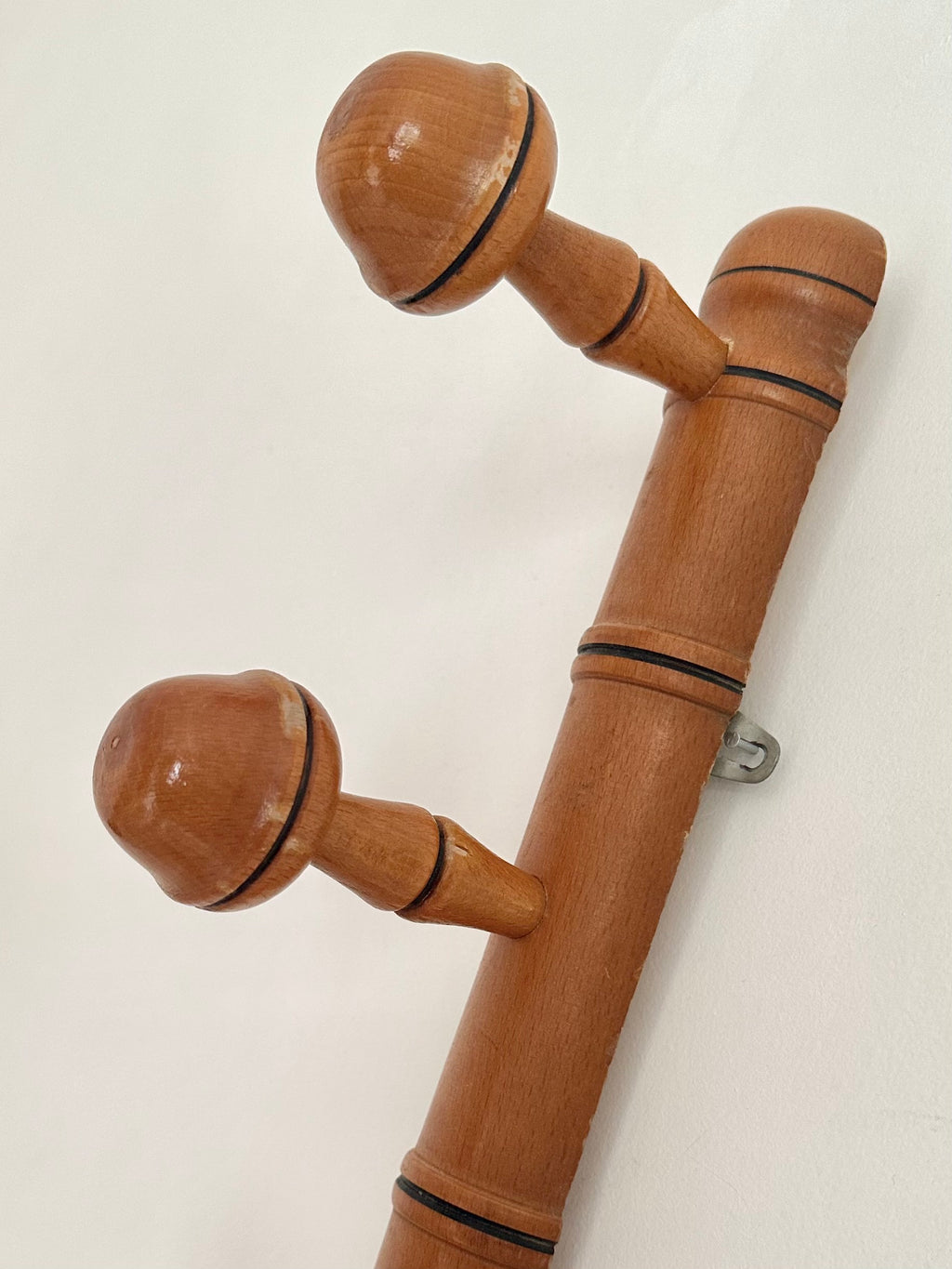Porte-manteau mural en bois tourné effet bambou