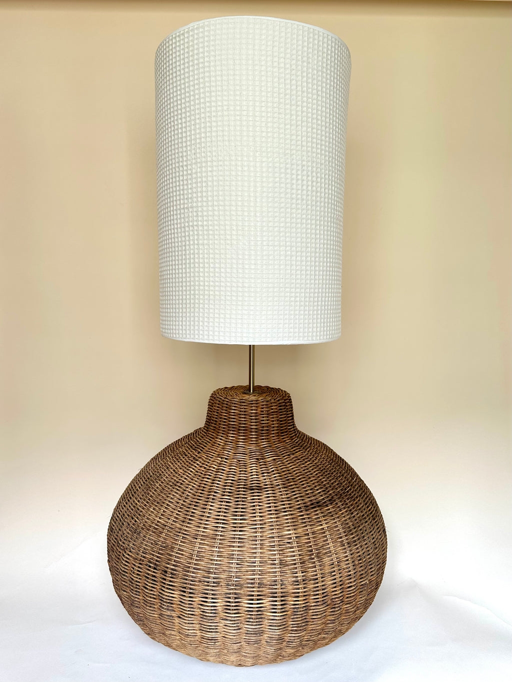 Lampe XXL en rotin tressé et abat-jour en nid d'abeille