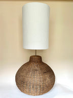 Lampe XXL en rotin tressé et abat-jour en nid d'abeille