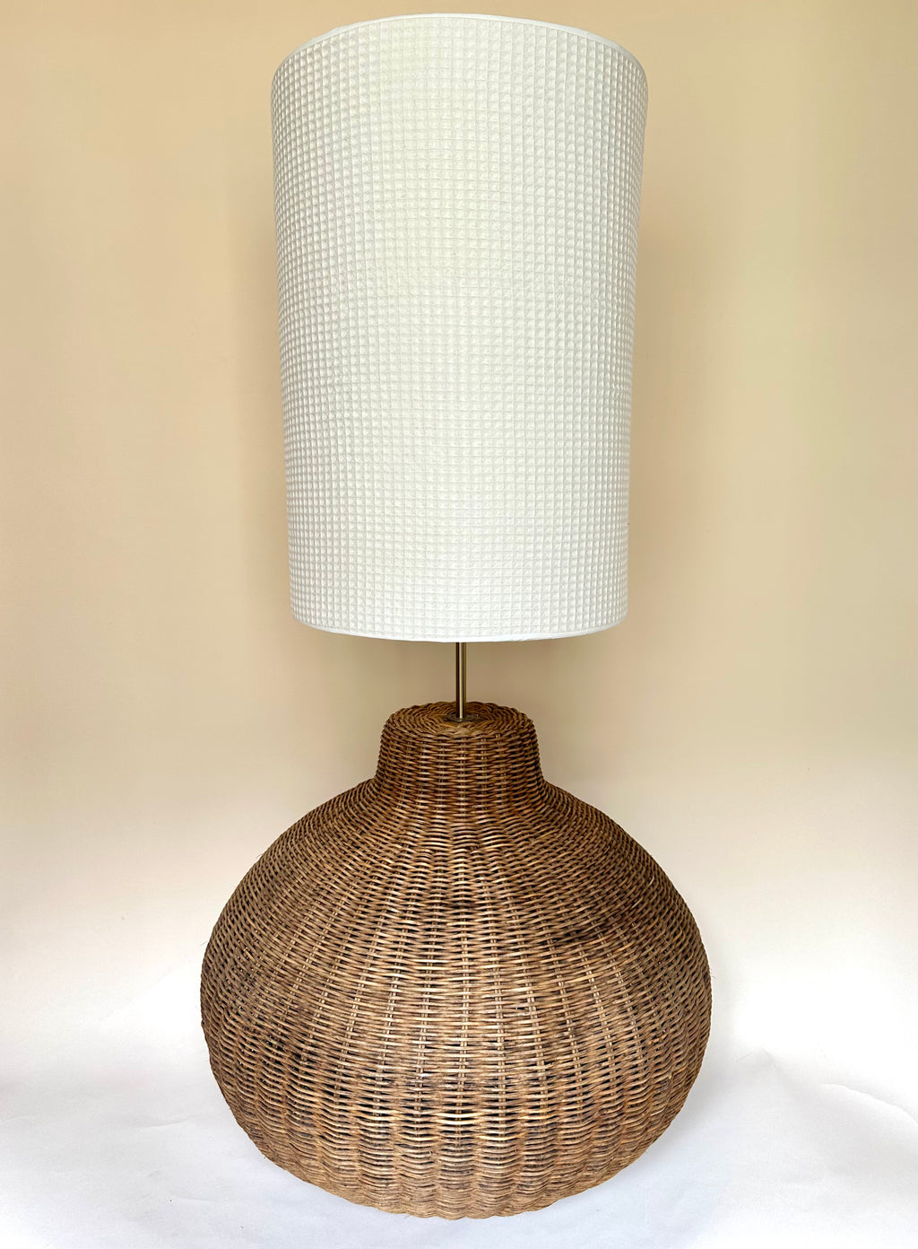Lampe XXL en rotin tressé et abat-jour en nid d'abeille