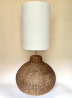 Lampe XXL en rotin tressé et abat-jour en nid d'abeille