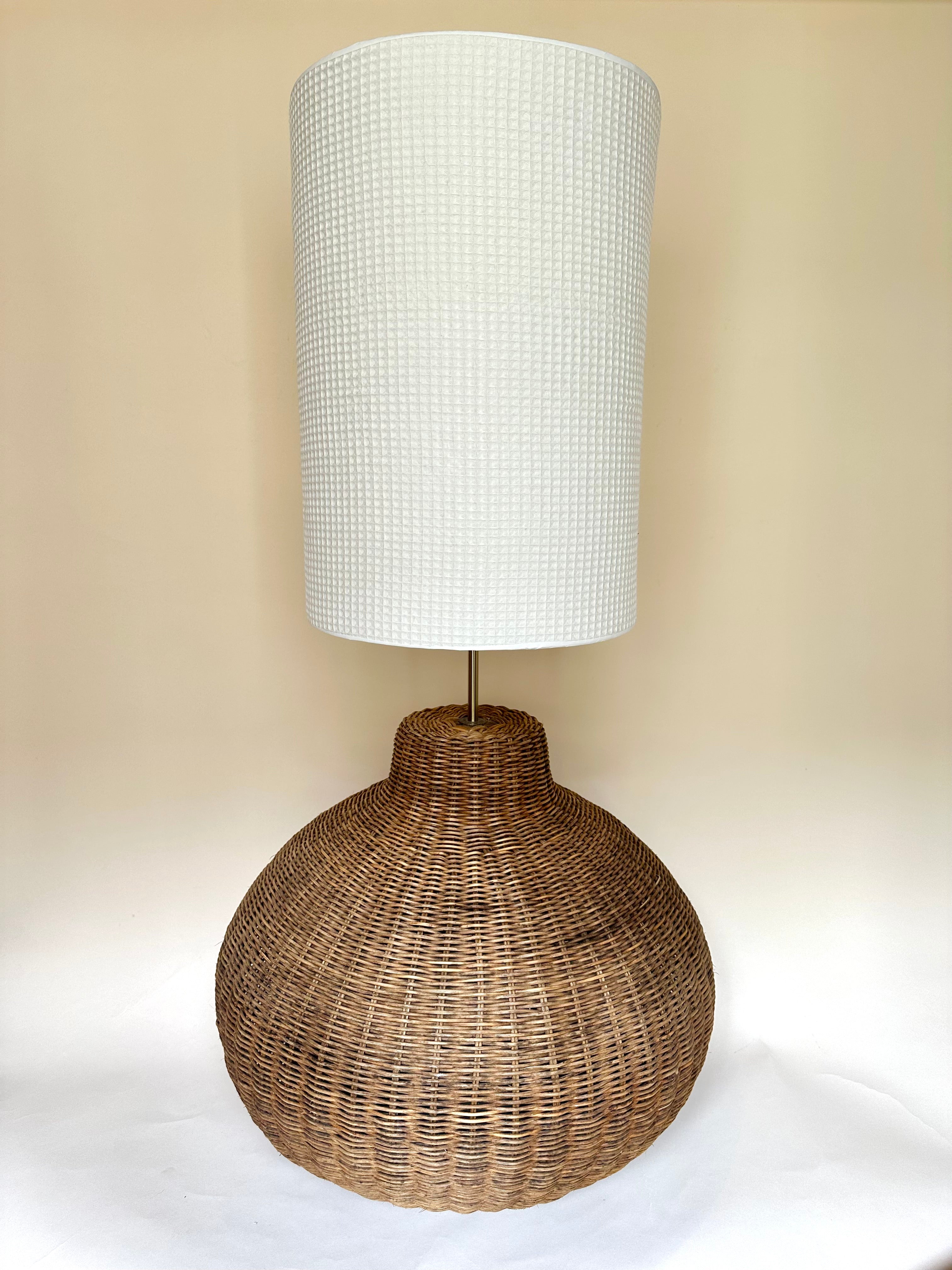 Lampe XXL en rotin tressé et abat-jour en nid d'abeille