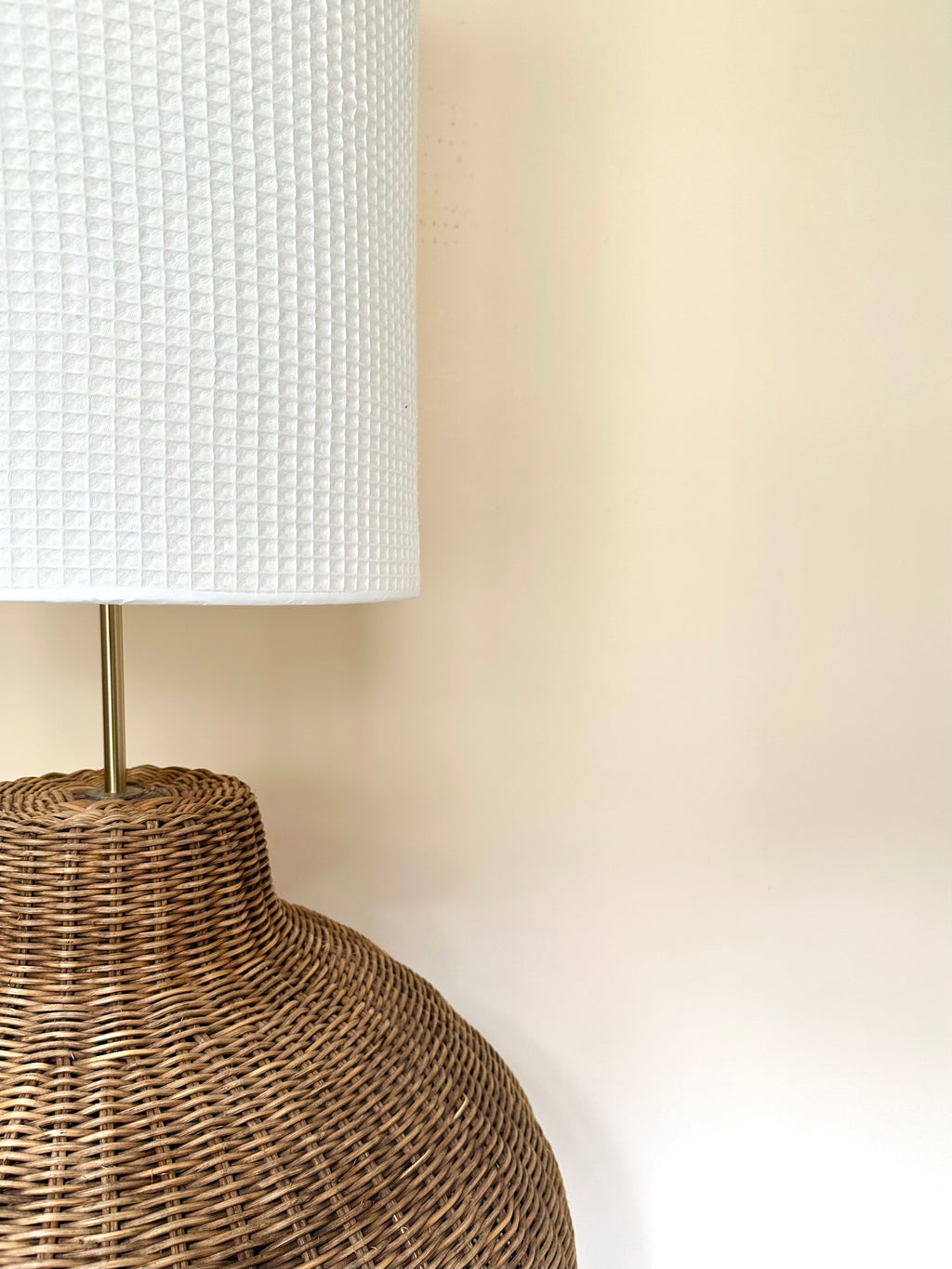 Lampe XXL en rotin tressé et abat-jour en nid d'abeille