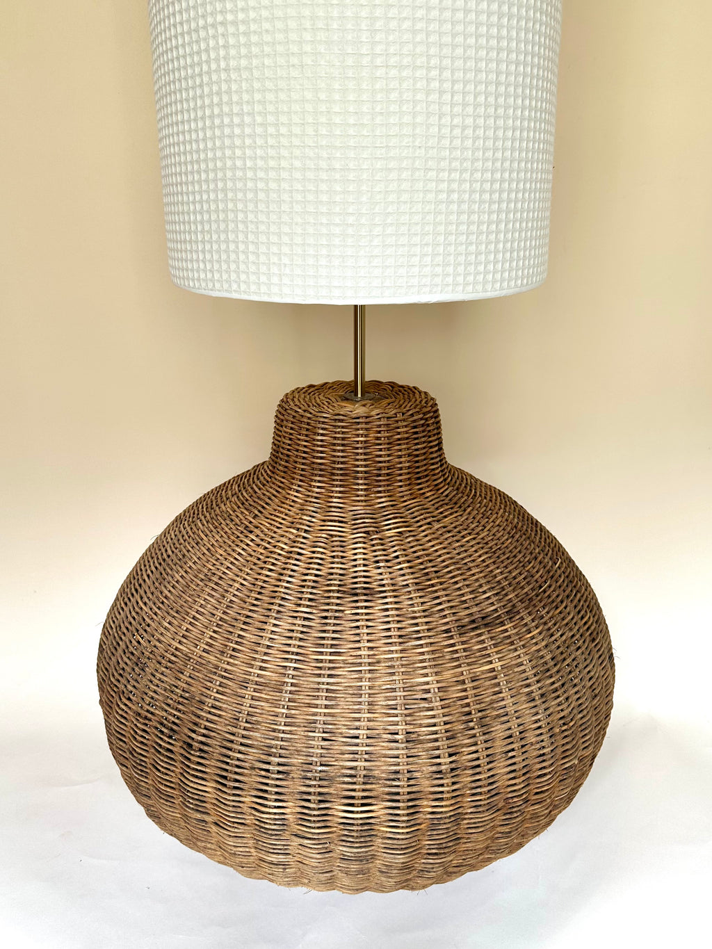 Lampe XXL en rotin tressé et abat-jour en nid d'abeille