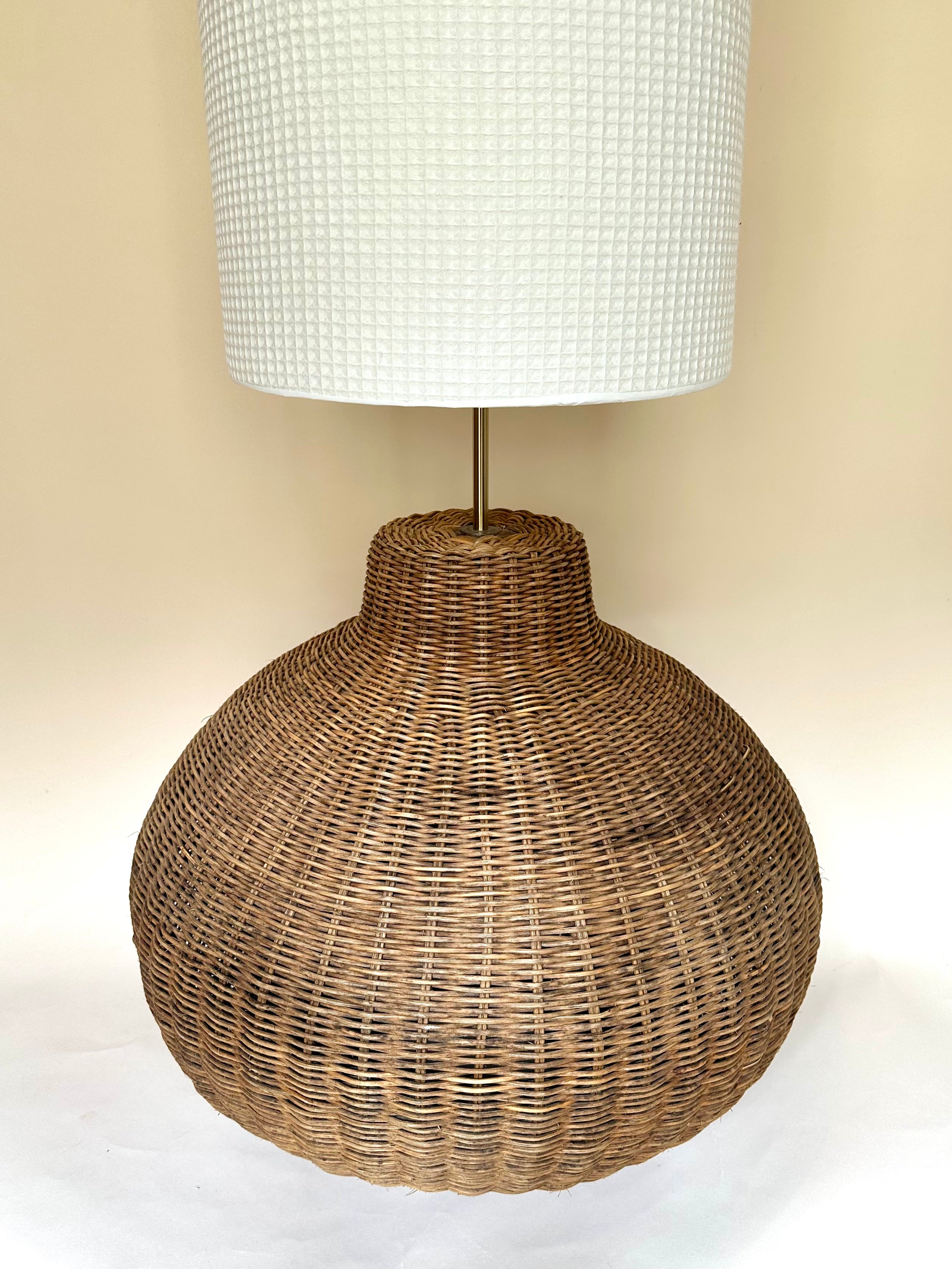 Lampe XXL en rotin tressé et abat-jour en nid d'abeille