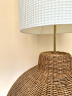 Lampe XXL en rotin tressé et abat-jour en nid d'abeille
