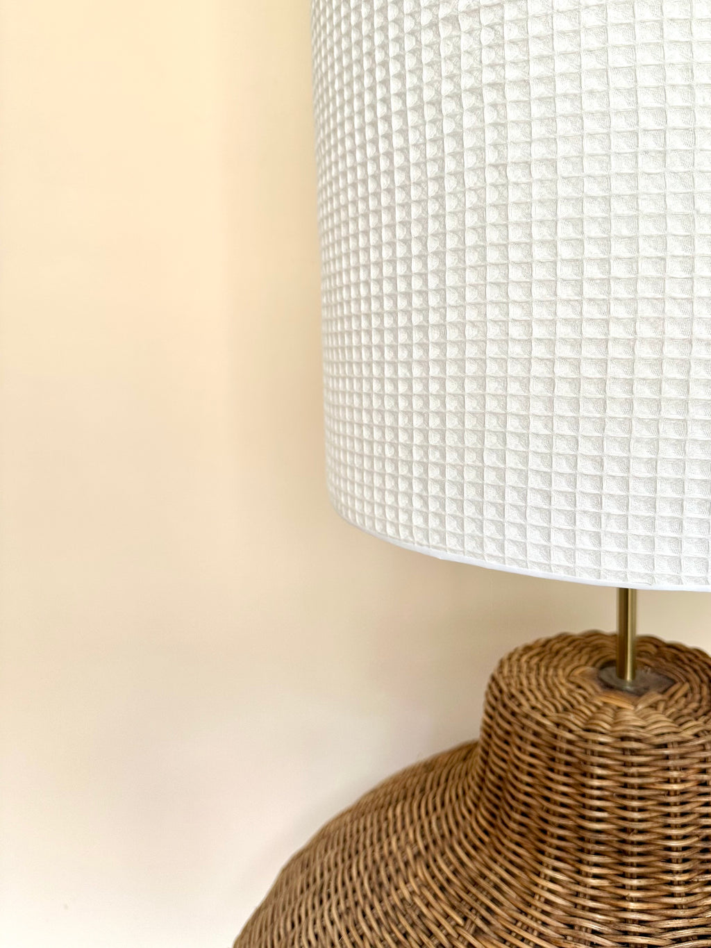 Lampe XXL en rotin tressé et abat-jour en nid d'abeille