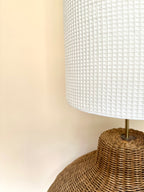 Lampe XXL en rotin tressé et abat-jour en nid d'abeille