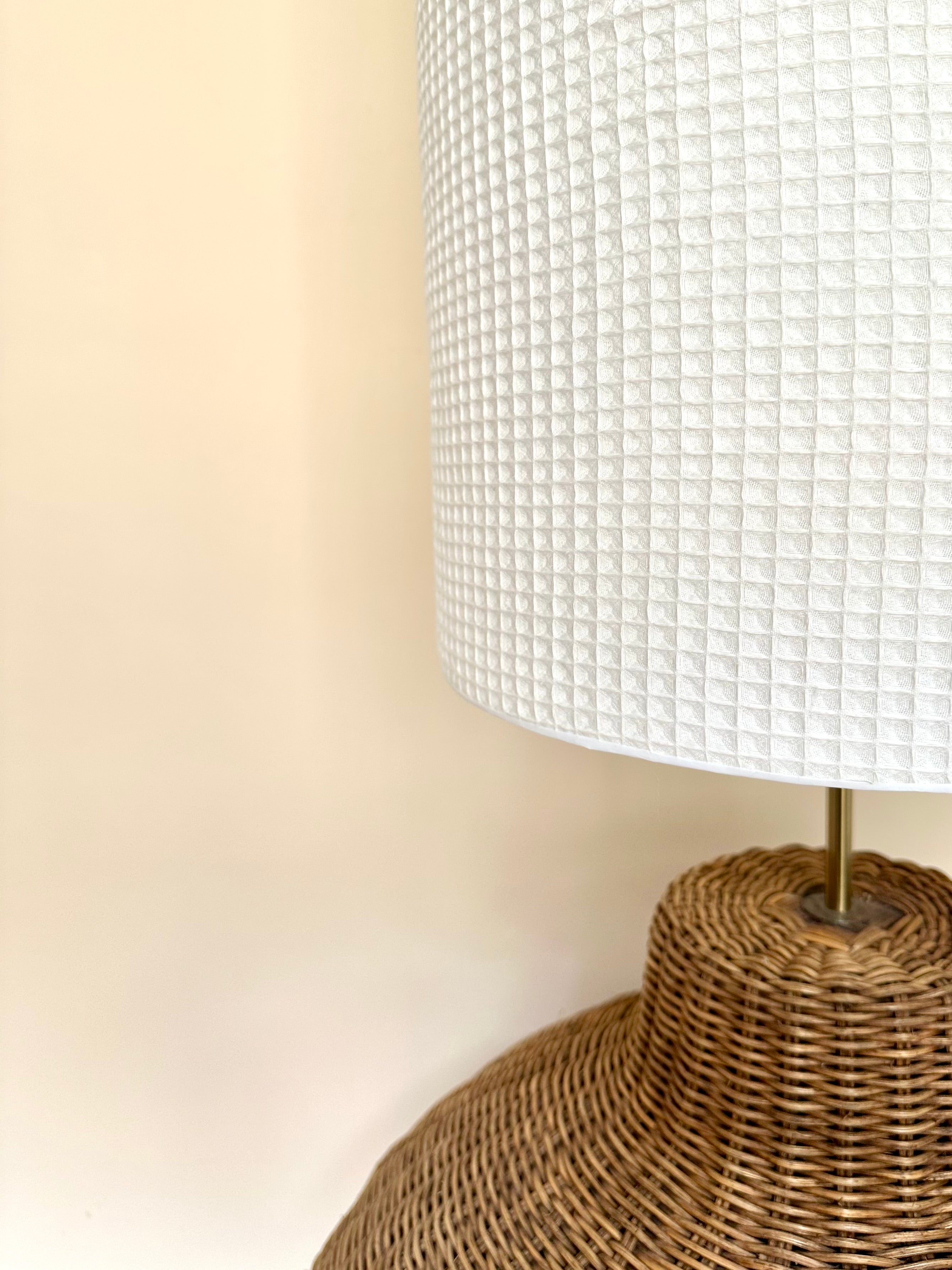 Lampe XXL en rotin tressé et abat-jour en nid d'abeille