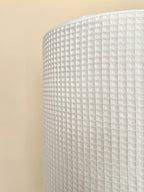 Lampe XXL en rotin tressé et abat-jour en nid d'abeille