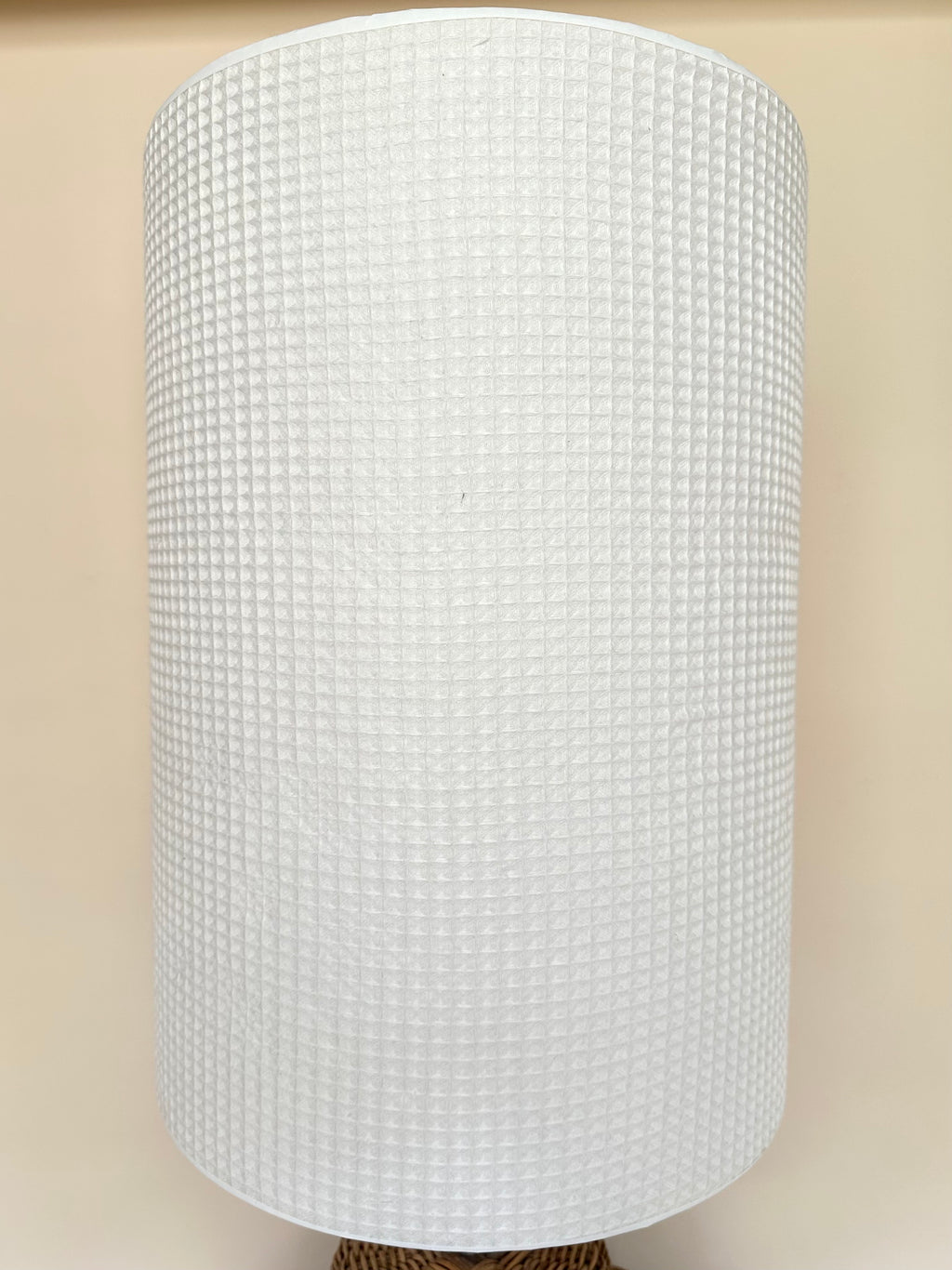 Lampe XXL en rotin tressé et abat-jour en nid d'abeille