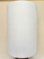 Lampe XXL en rotin tressé et abat-jour en nid d'abeille