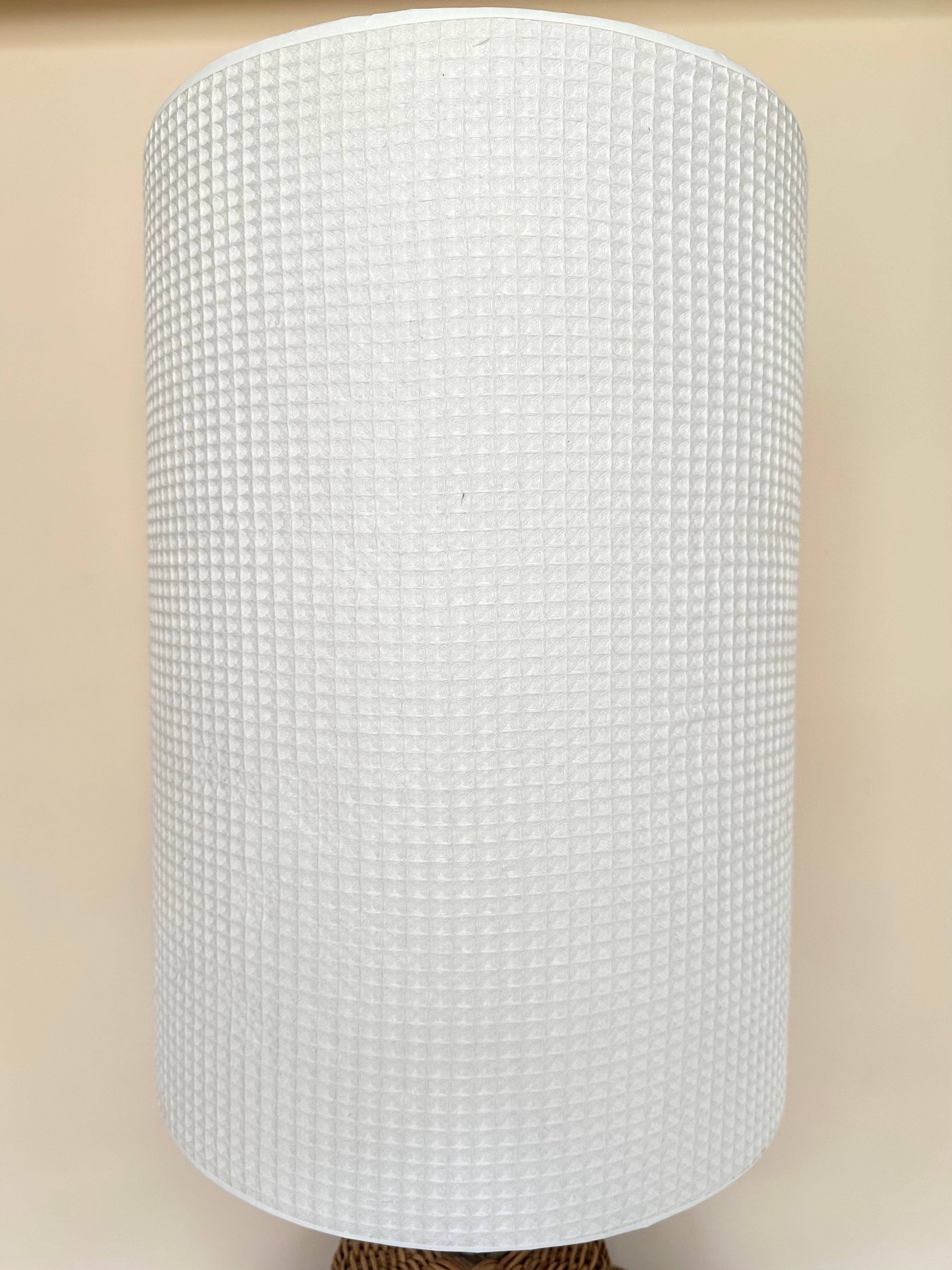 Lampe XXL en rotin tressé et abat-jour en nid d'abeille