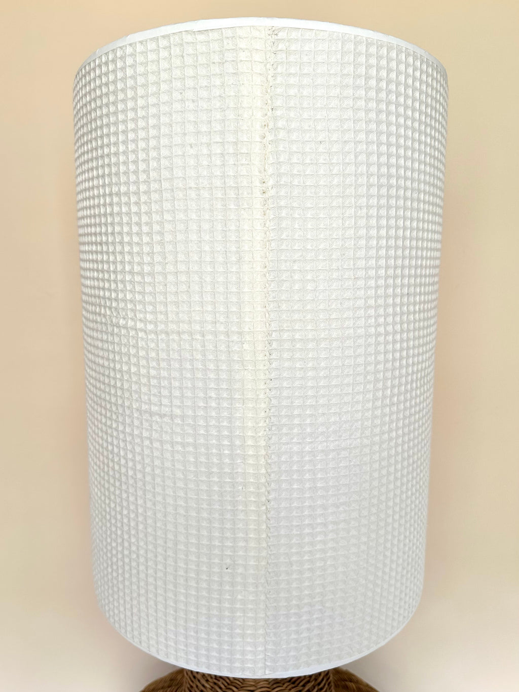 Lampe XXL en rotin tressé et abat-jour en nid d'abeille
