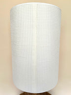 Lampe XXL en rotin tressé et abat-jour en nid d'abeille