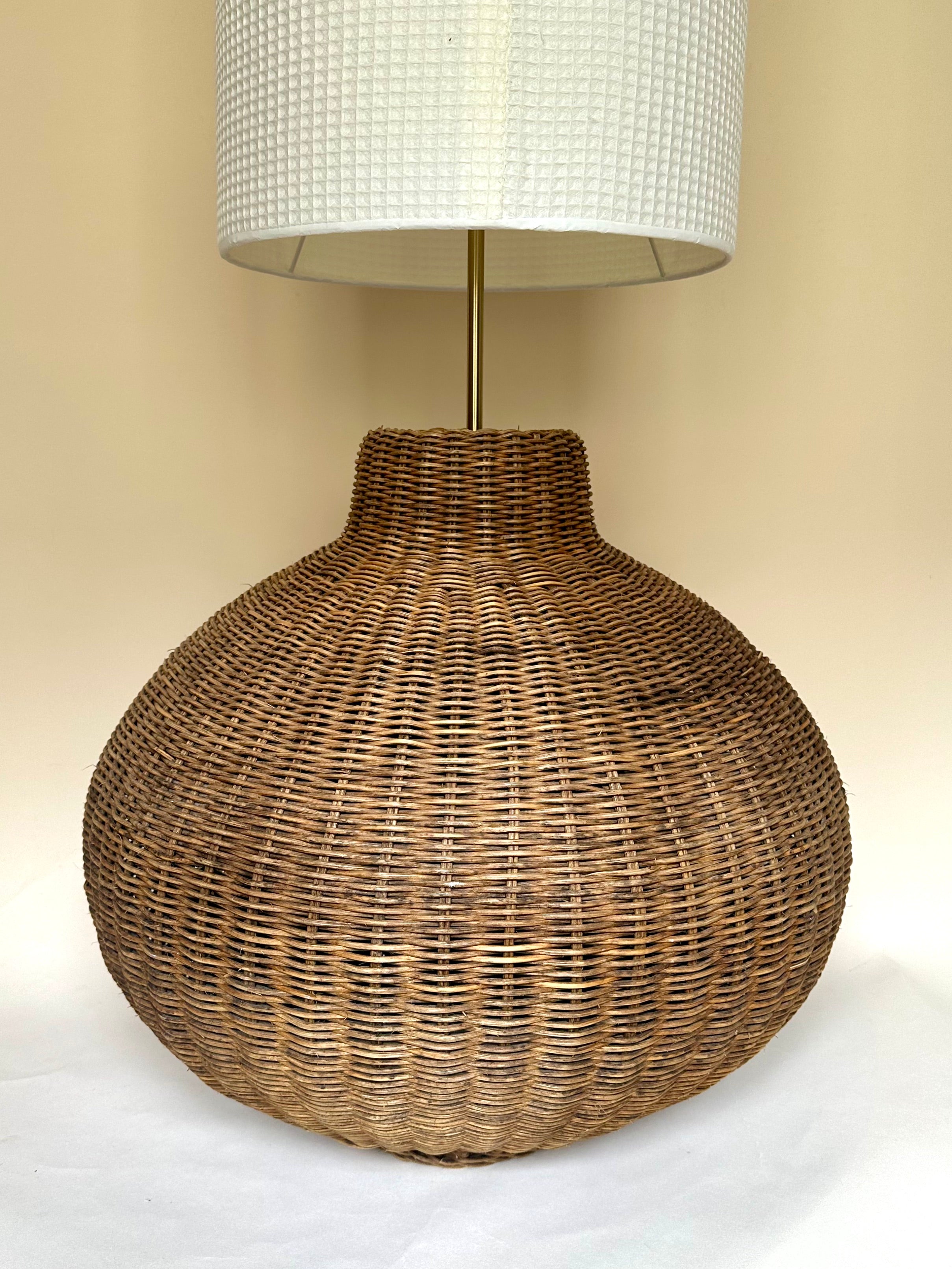 Lampe XXL en rotin tressé et abat-jour en nid d'abeille