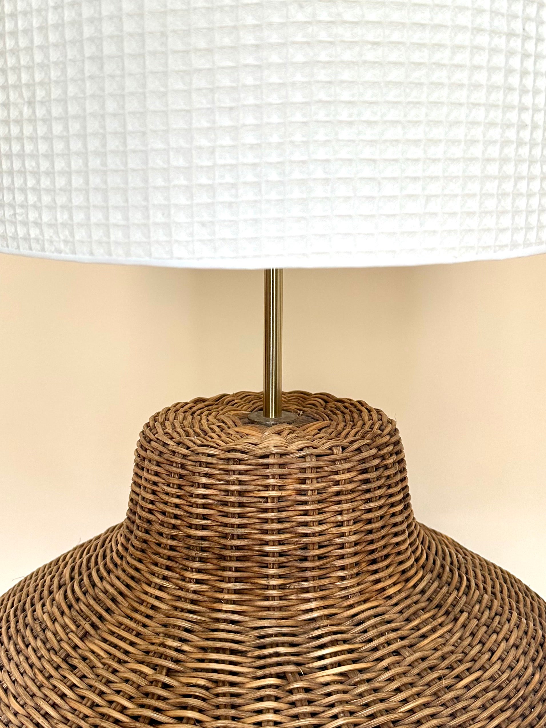 Lampe XXL en rotin tressé et abat-jour en nid d'abeille
