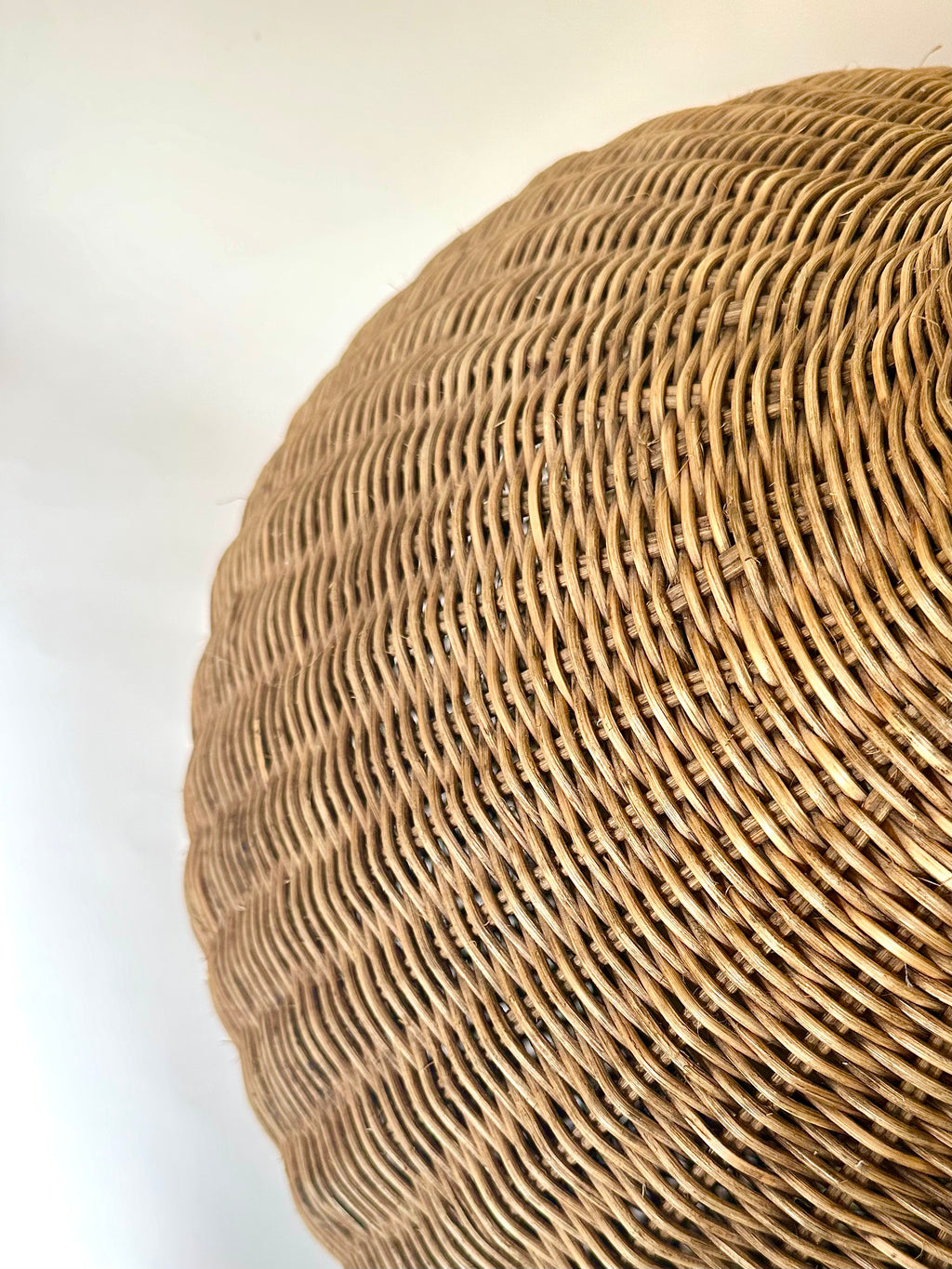 Lampe XXL en rotin tressé et abat-jour en nid d'abeille