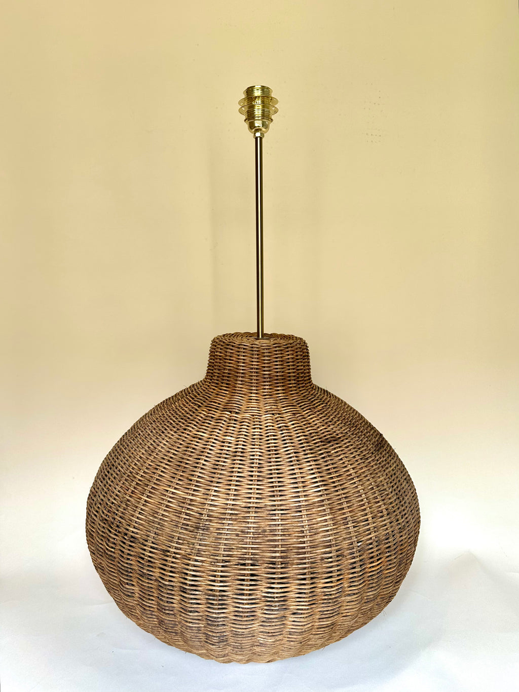 Lampe XXL en rotin tressé et abat-jour en nid d'abeille