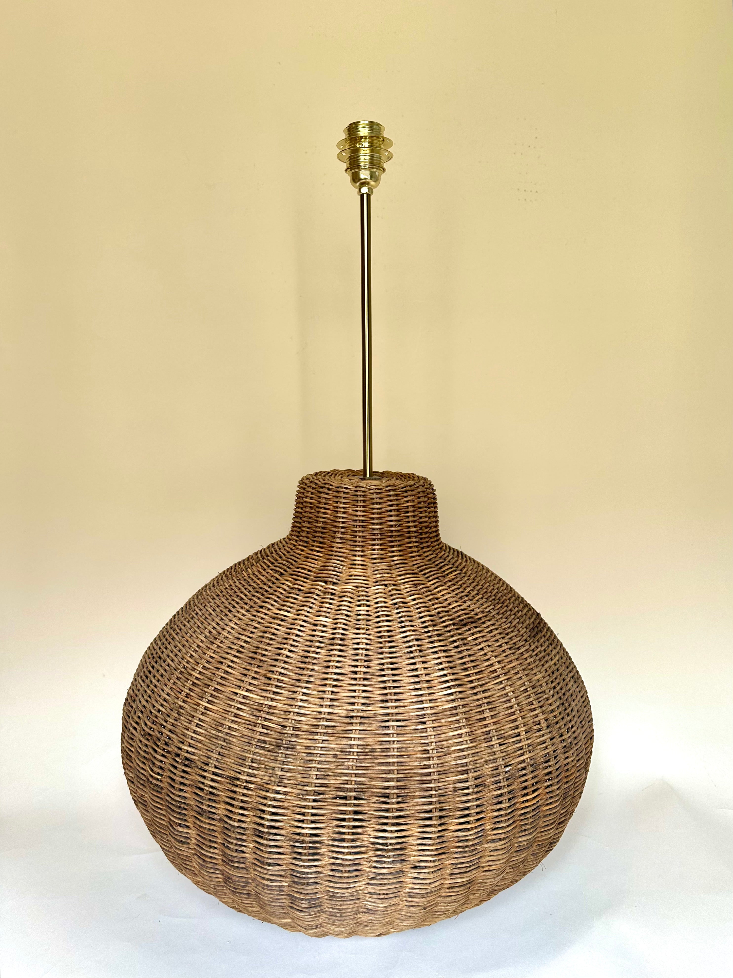 Lampe XXL en rotin tressé et abat-jour en nid d'abeille