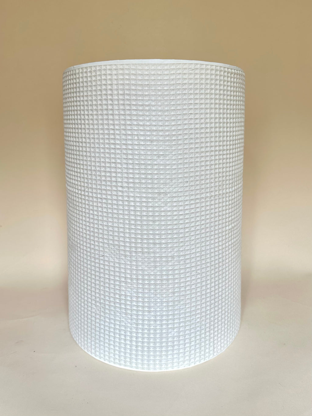 Lampe XXL en rotin tressé et abat-jour en nid d'abeille