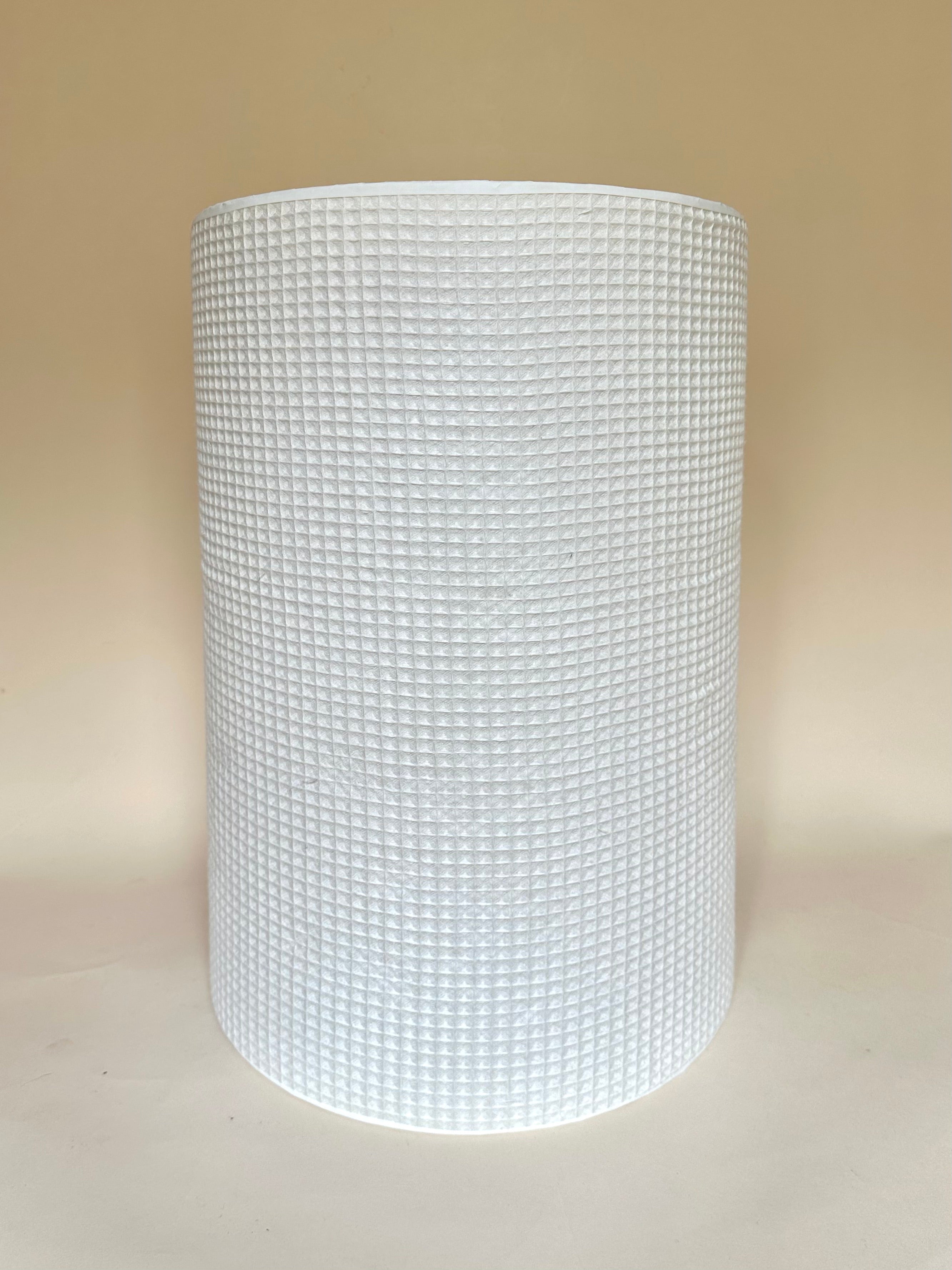 Lampe XXL en rotin tressé et abat-jour en nid d'abeille