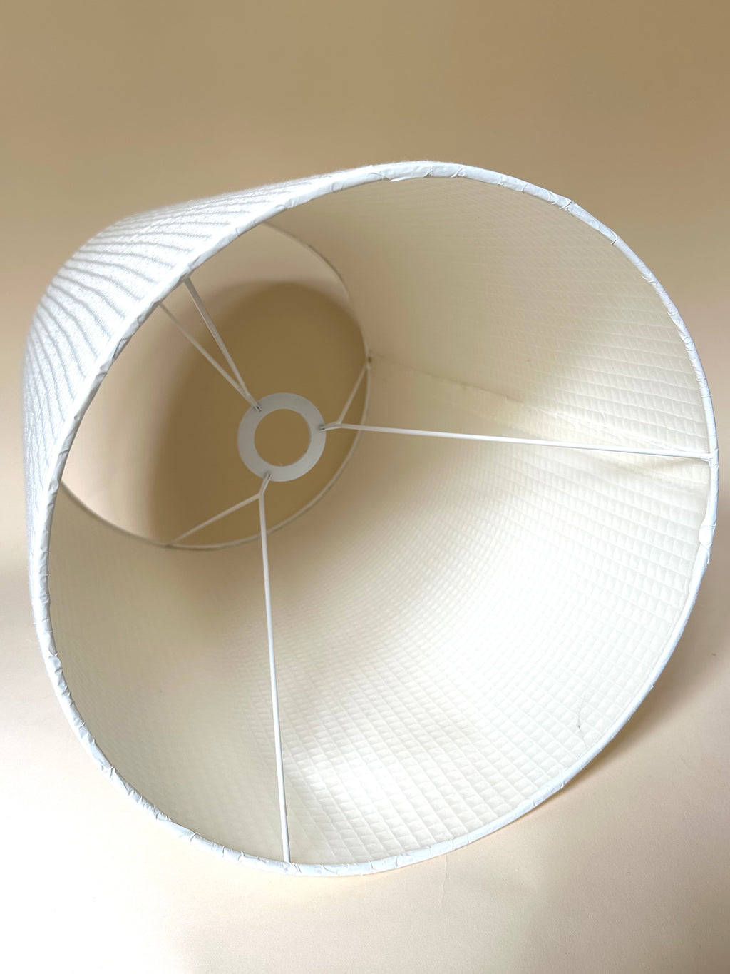 Lampe XXL en rotin tressé et abat-jour en nid d'abeille