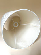 Lampe XXL en rotin tressé et abat-jour en nid d'abeille