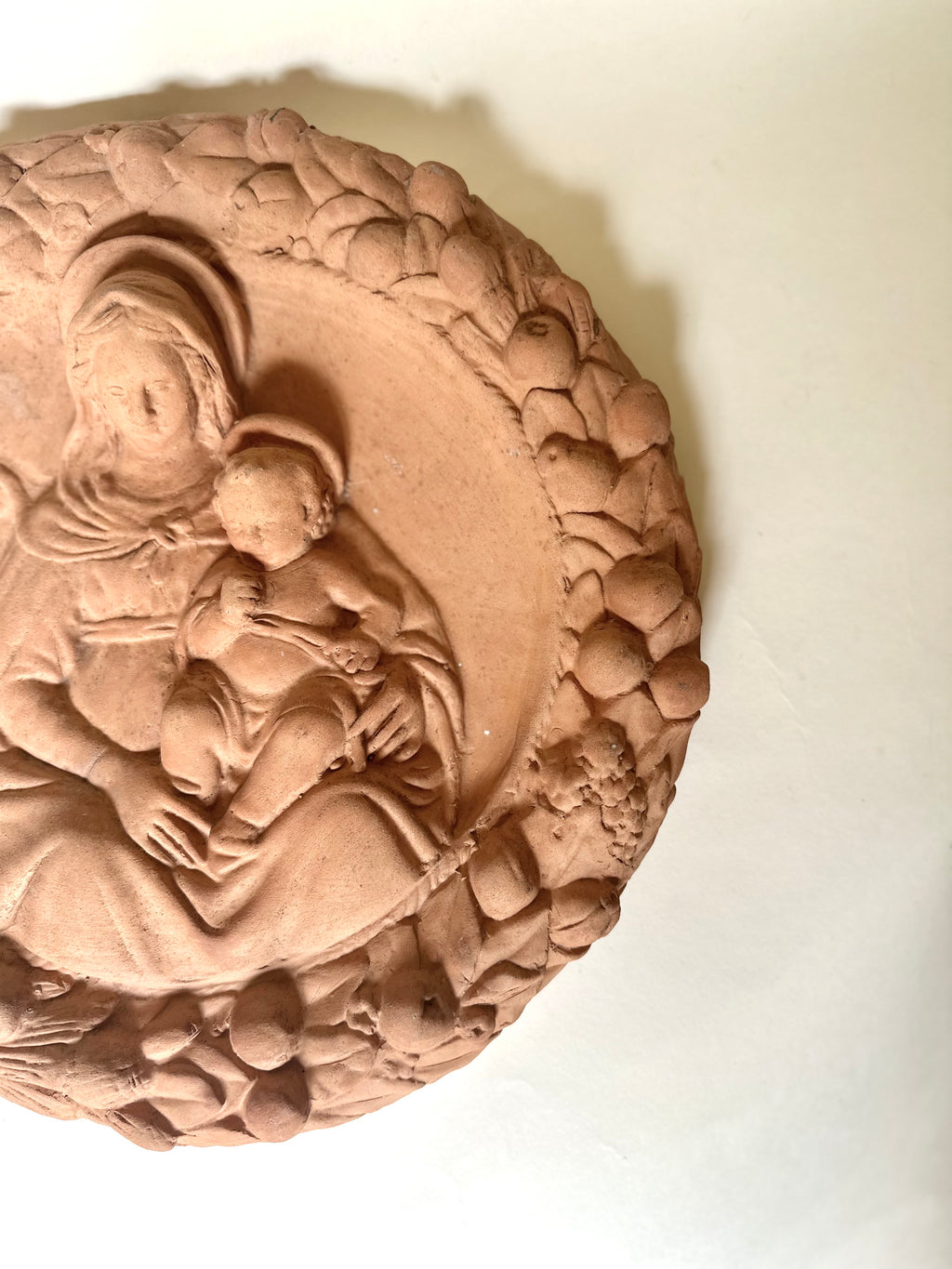 Médaillon mural Vierge à l'Enfant en terre cuite