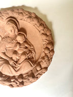 Médaillon mural Vierge à l'Enfant en terre cuite