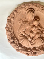 Médaillon mural Vierge à l'Enfant en terre cuite