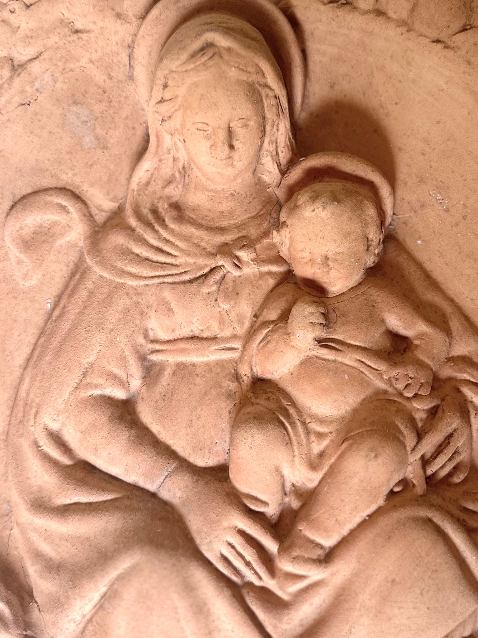 Médaillon mural Vierge à l'Enfant en terre cuite