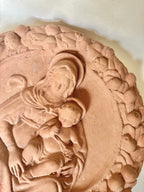 Médaillon mural Vierge à l'Enfant en terre cuite